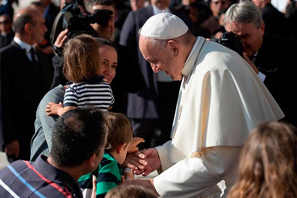 Familia feliz con dos hijos adoptados con síndrome de Down