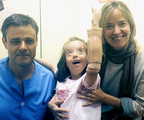 Carol celebra, con su ortopeda y su fisioterapeuta, celebrado el éxito de la prótesis 