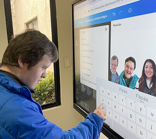 Adultos con síndrome de Down utilizando tecnología como apoyo al aprendizaje